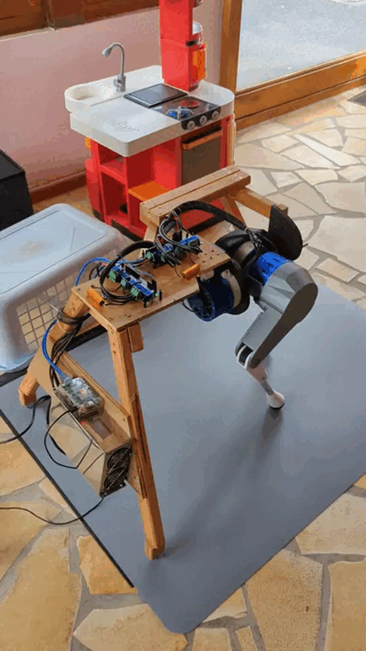 Prototype réel d’une patte de robot quadrupède sur son banc d’essai