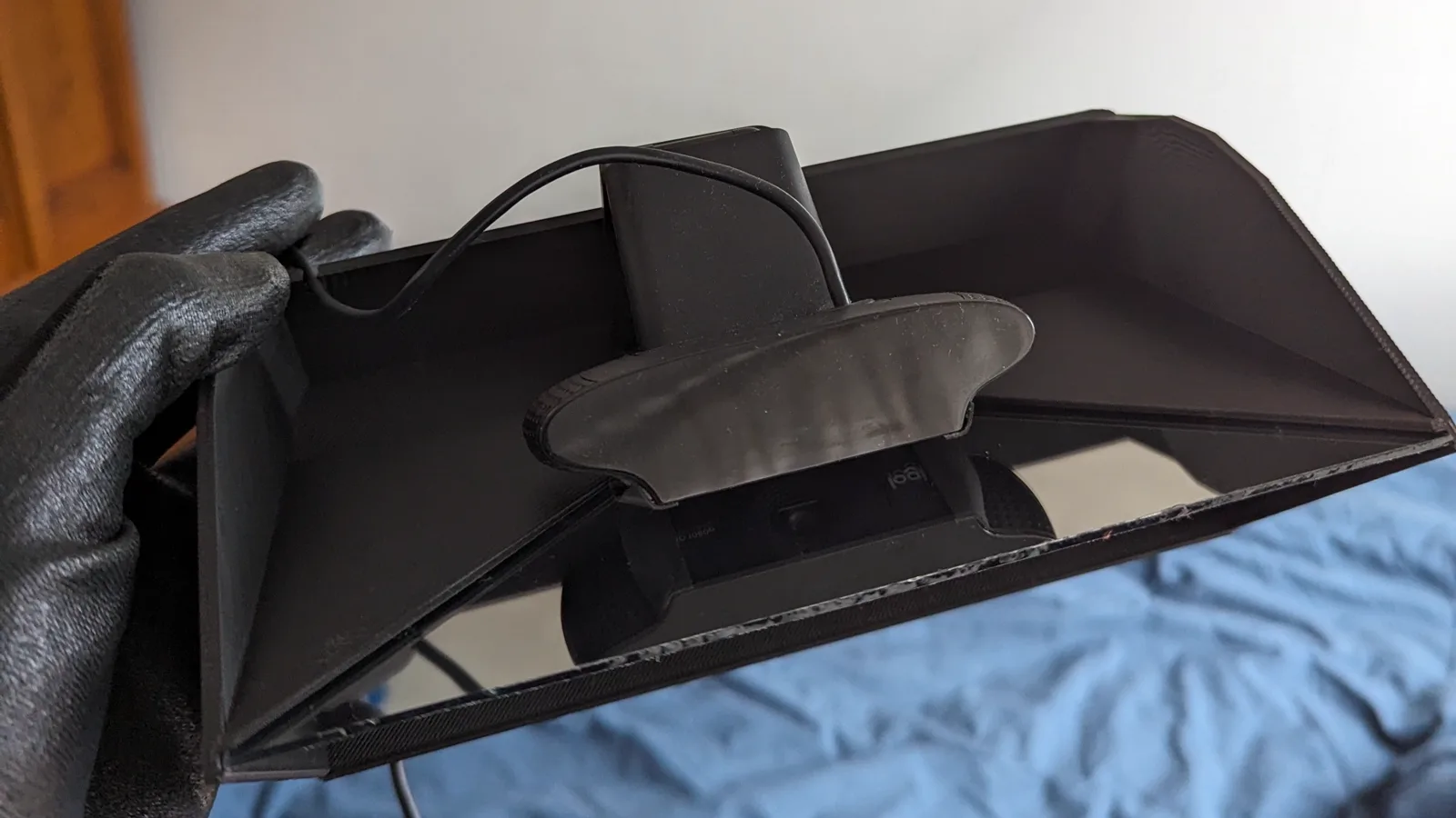 Pièces imprimées du téléprompter en cours d’assemblage