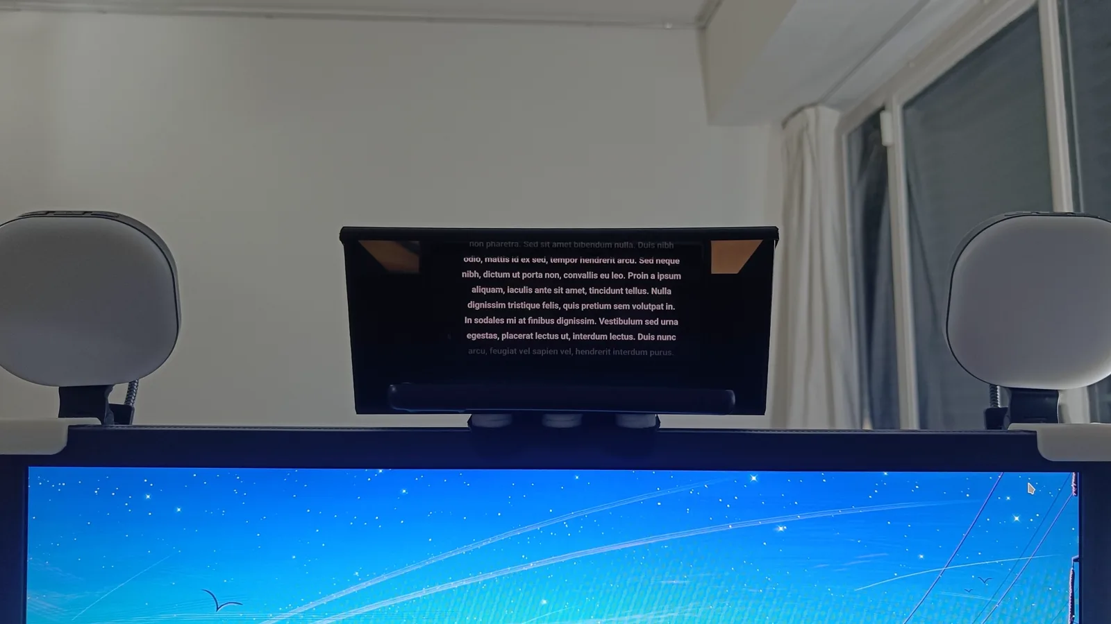 Téléprompteur assemblé et posé sur un écran devant une webcam